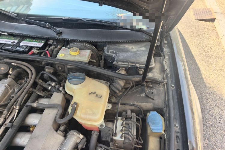 Used Volkswagen Passat 2005 1.8T Automatic Luxury Model Engine Bay Left