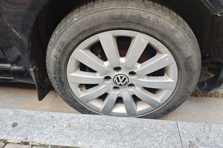 Used Volkswagen Passat 2005 1.8T Automatic Luxury Model Right Front Wheel Hub