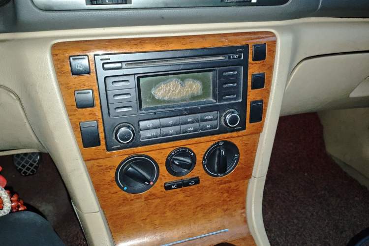 Used Volkswagen Passat 2007 1.8T Manual Luxury Model Audio And AC Panel