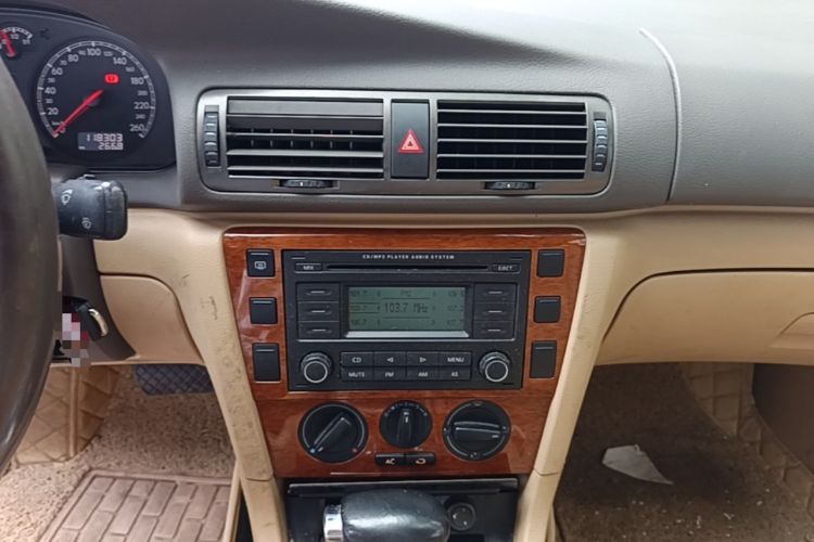 Used Volkswagen Passat 2007 1.8T Automatic Luxury Model Audio And AC Panel
