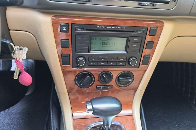 Used Volkswagen Passat 2007 1.8T Automatic Luxury Model Audio And AC Panel