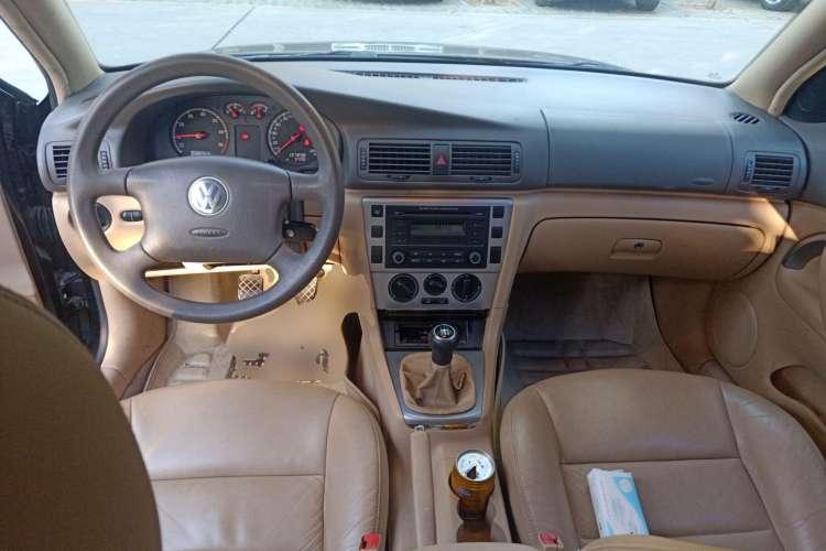 Used Volkswagen Passat 2007 2.0L Manual Standard Edition Center Console