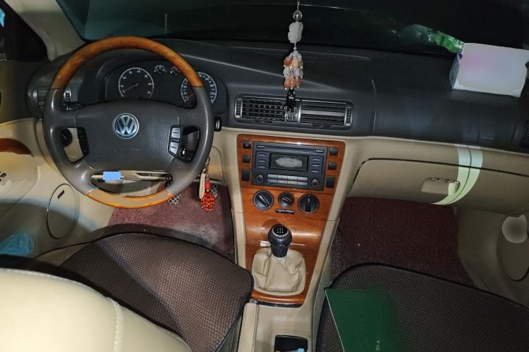Used Volkswagen Passat 2007 1.8T Manual Luxury Model Center Console