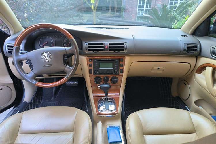 Used Volkswagen Passat 2007 1.8T Automatic Luxury Model Center Console
