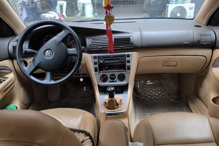 Used Volkswagen Passat 2007 2.0L Manual Base Version Center Console