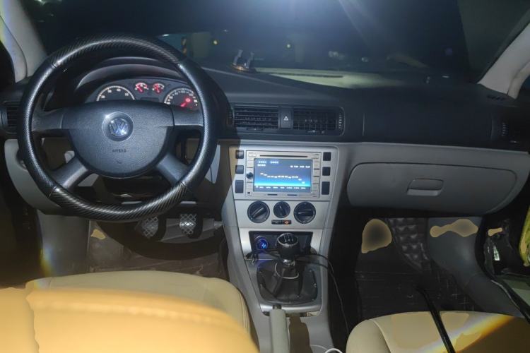 Used Volkswagen Passat 2007 2.0L Manual Standard Edition Center Console