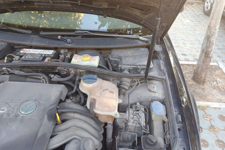 Used Volkswagen Passat 2007 2.0L Manual Standard Edition Engine Bay Left