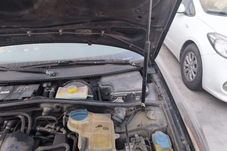 Used Volkswagen Passat 2007 1.8T Automatic Luxury Model Engine Bay Left