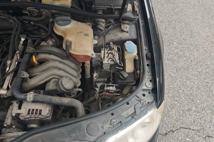 Used Volkswagen Passat 2007 2.0L Manual Standard Edition Engine Bay Left
