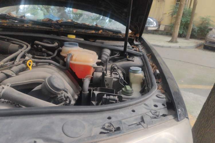 Used Volkswagen Passat 2007 2.0L Manual Standard Edition Engine Bay Left