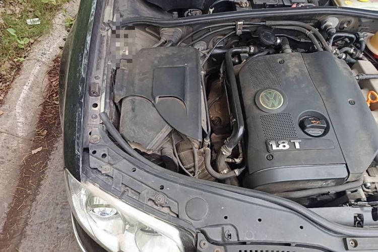 Used Volkswagen Passat 2007 1.8T Automatic Luxury Model Engine Bay Right