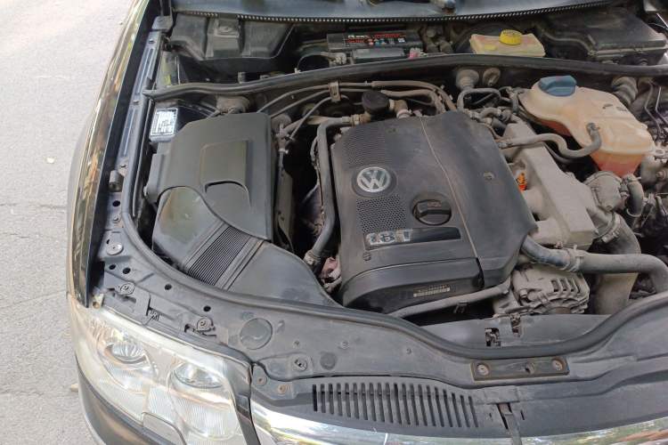Used Volkswagen Passat 2007 1.8T Automatic Luxury Model Engine Bay Right
