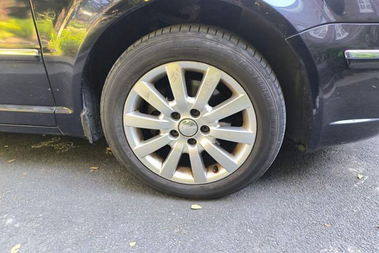 Used Volkswagen Passat 2007 1.8T Automatic Luxury Model Right Front Wheel Hub