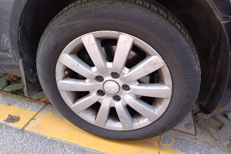 Used Volkswagen Passat 2007 1.8T Automatic Luxury Model Right Front Wheel Hub