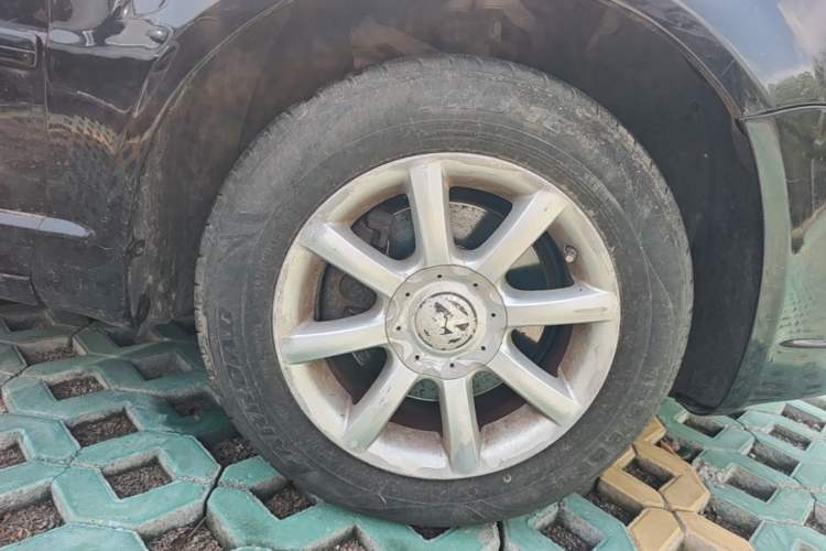 Used Volkswagen Passat 2007 2.0L Automatic Standard Edition Right Front Wheel Hub
