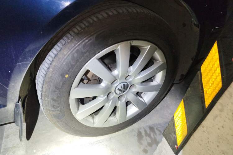 Used Volkswagen Passat 2007 1.8T Automatic VIP Model Right Front Wheel Hub