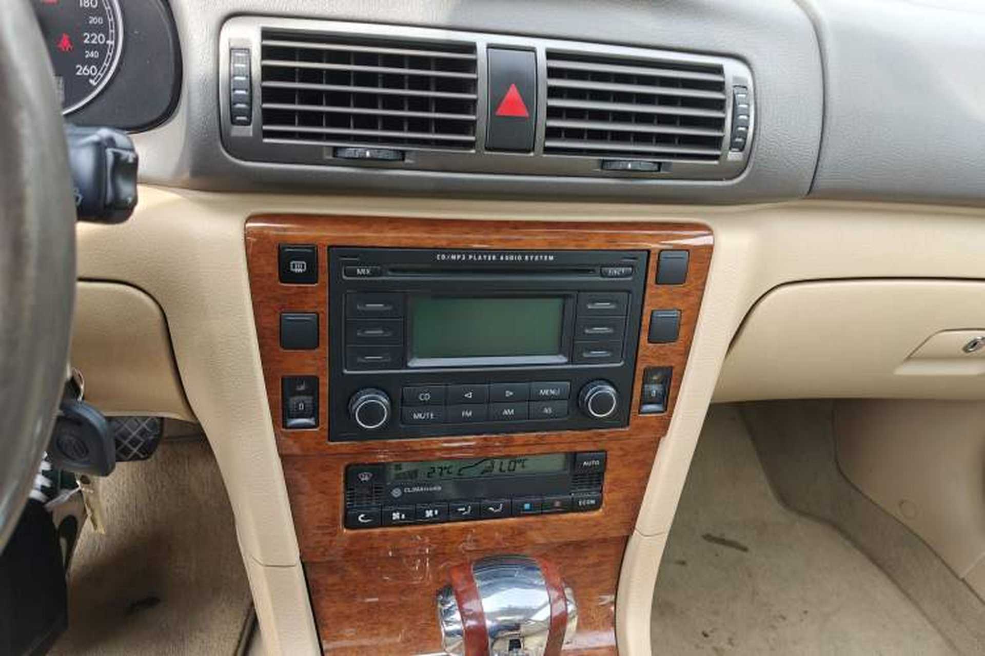 Used Volkswagen Passat 2007 1.8T Automatic Luxury Model Audio And AC Panel