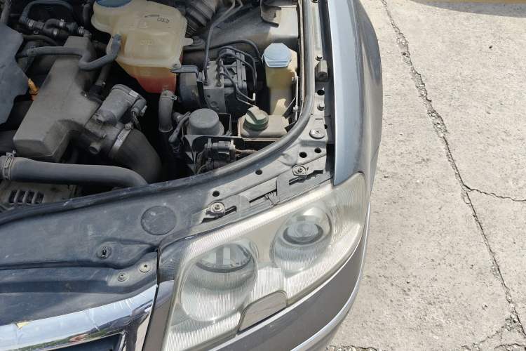 Used Volkswagen Passat 2007 1.8T Automatic Luxury Model Engine Bay Left
