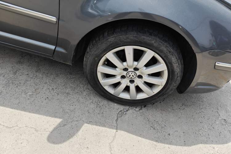 Used Volkswagen Passat 2007 1.8T Automatic Luxury Model Right Front Wheel Hub
