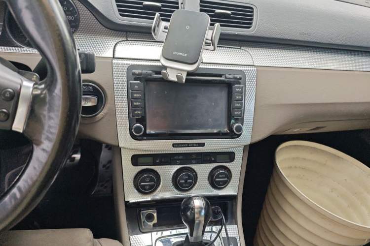 Used Volkswagen Passat 2008 R36 Estate Audio And AC Panel