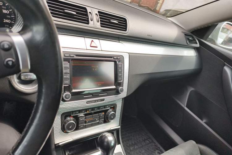 Used Volkswagen Passat 2008 R36 Estate Audio And AC Panel