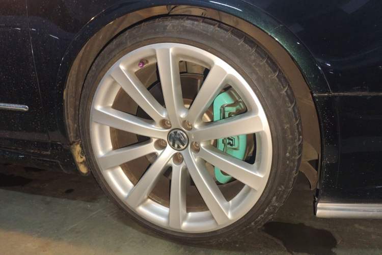 Used Volkswagen Passat 2008 R36 Estate Right Front Wheel Hub