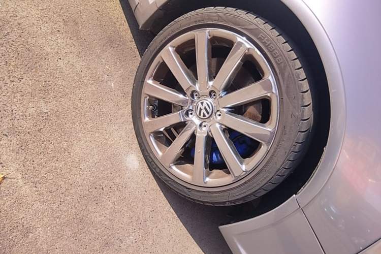 Used Volkswagen Passat 2008 R36 3.6 I FSI Right Front Wheel Hub