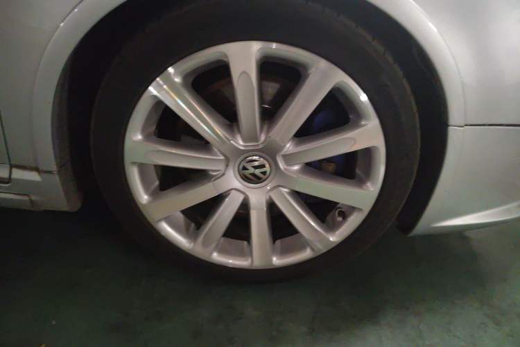 Used Volkswagen Passat 2008 R36 3.6 I FSI Right Front Wheel Hub