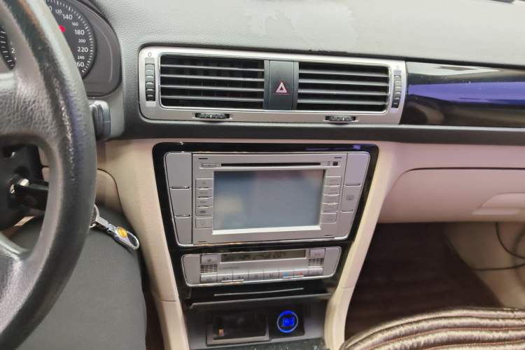 Used Volkswagen Passat 2009 2.0L MFI Manual Luxury Edition Audio And AC Panel