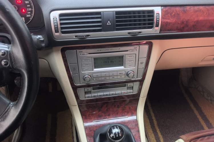 Used Volkswagen Passat 2009 1.8T Manual Luxury Edition Audio And AC Panel