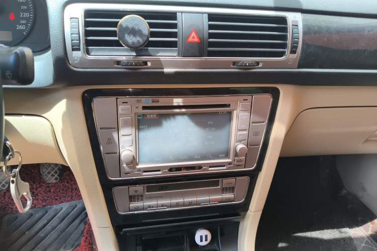 Used Volkswagen Passat 2009 1.8T Manual Luxury Model Audio And AC Panel