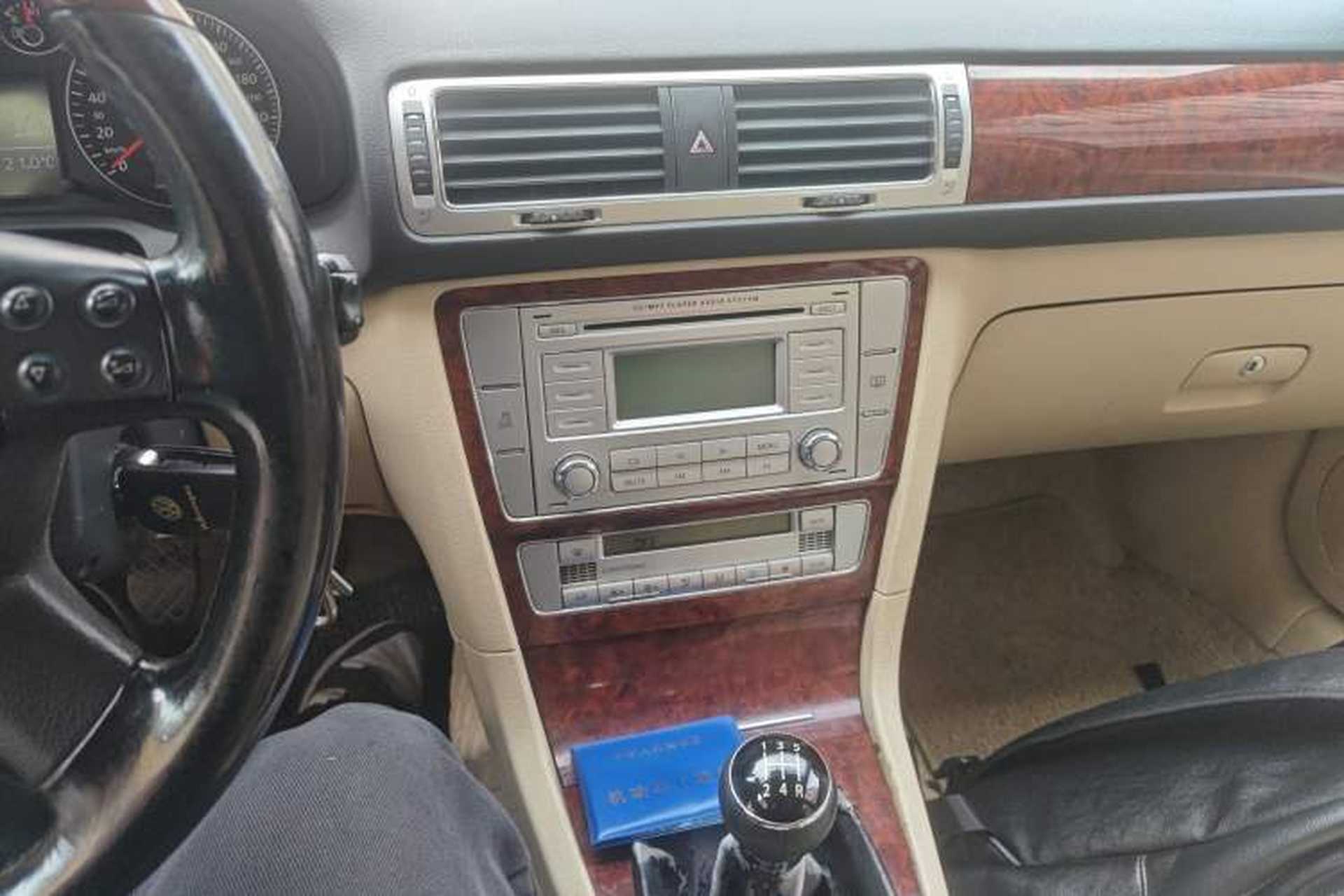 Used Volkswagen Passat 2009 1.8T Manual Luxury Edition Audio And AC Panel