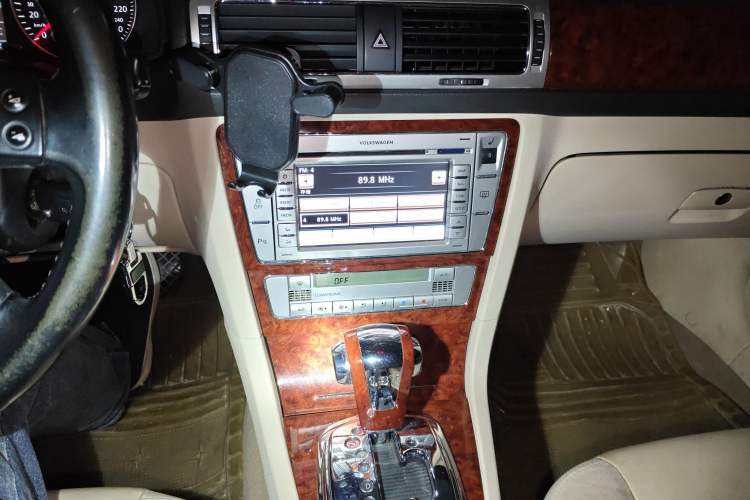 Used Volkswagen Passat 2009 1.8T Automatic Prestige Model Audio And AC Panel