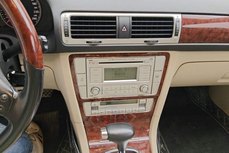 Used Volkswagen Passat 2009 1.8T Automatic Luxury Edition Audio And AC Panel