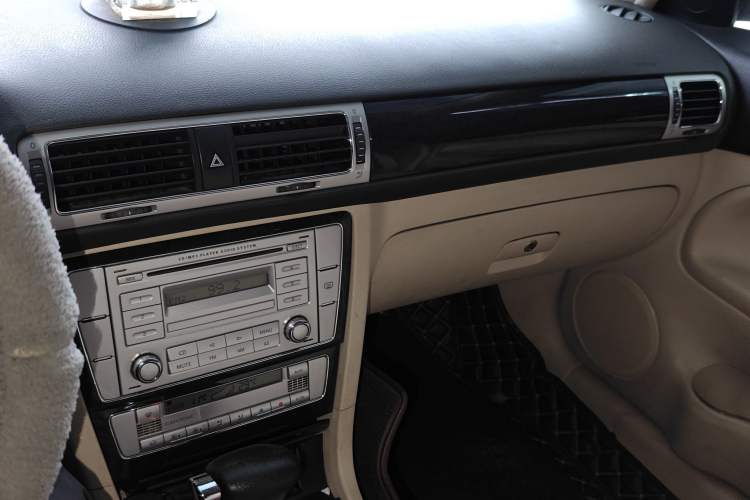 Used Volkswagen Passat 2009 2.0L MFI Automatic Luxury Edition Audio And AC Panel