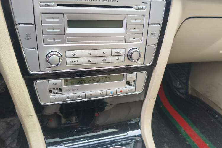 Used Volkswagen Passat 2009 1.8T Manual Luxury Model Audio And AC Panel