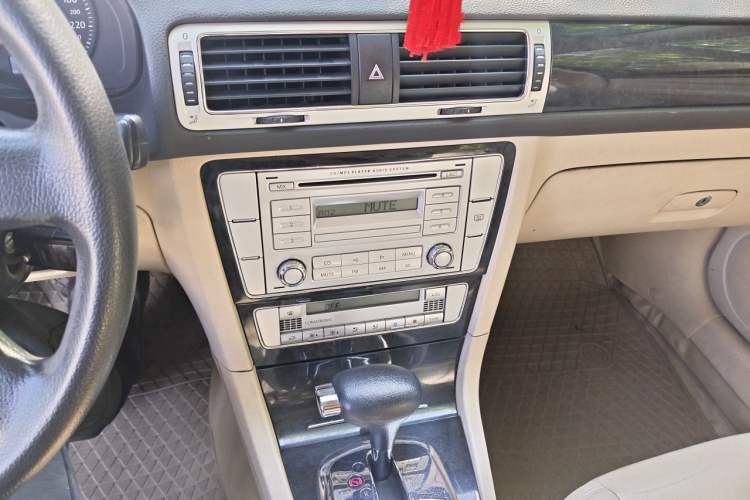 Used Volkswagen Passat 2009 2.0L MFI Automatic Luxury Edition Audio And AC Panel