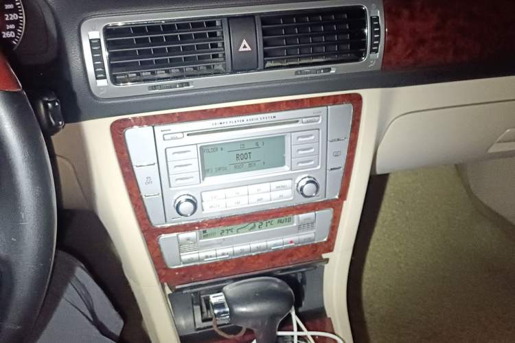 Used Volkswagen Passat 2009 1.8T Automatic Luxury Edition Audio And AC Panel