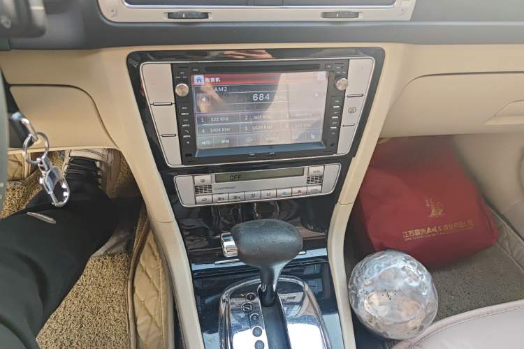 Used Volkswagen Passat 2009 2.0L MFI Automatic Luxury Edition Audio And AC Panel