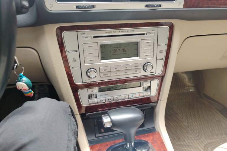 Used Volkswagen Passat 2009 1.8T Automatic Luxury Edition Audio And AC Panel