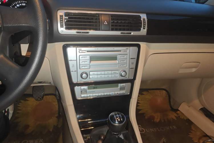 Used Volkswagen Passat 2009 1.8T Manual Luxury Model Audio And AC Panel
