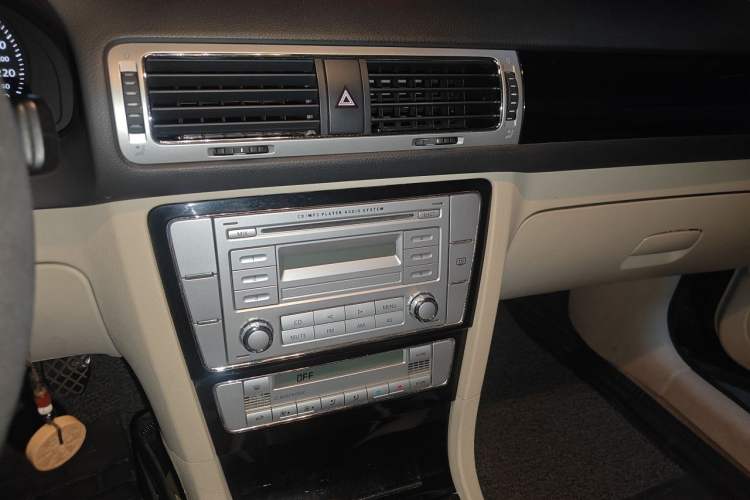 Used Volkswagen Passat 2009 2.0L MFI Manual Luxury Edition Audio And AC Panel