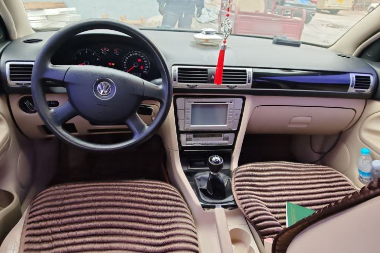 Used Volkswagen Passat 2009 2.0L MFI Manual Luxury Edition Center Console