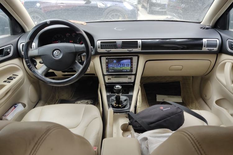 Used Volkswagen Passat 2009 2.0L MFI Manual Luxury Edition Center Console