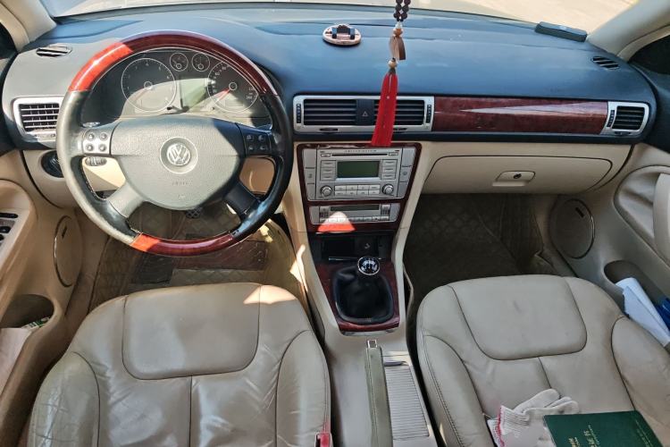 Used Volkswagen Passat 2009 1.8T Manual Luxury Edition Center Console