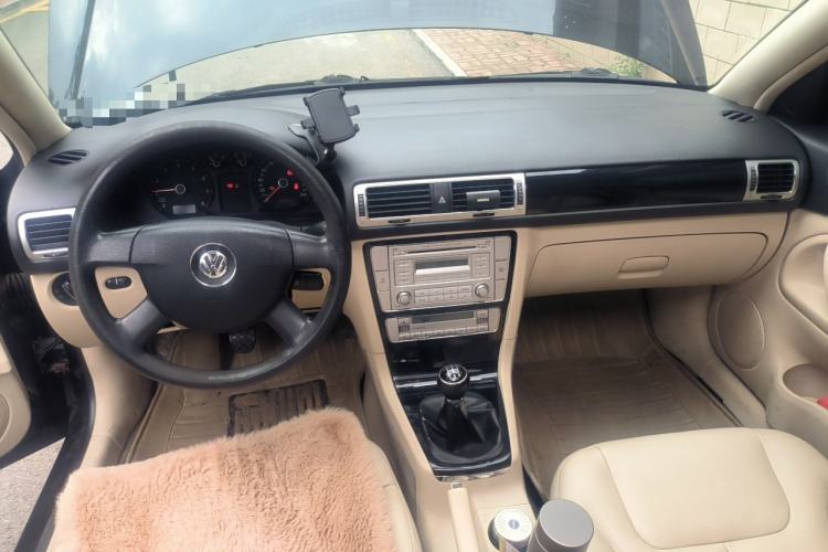 Used Volkswagen Passat 2009 1.8T Manual Luxury Model Center Console