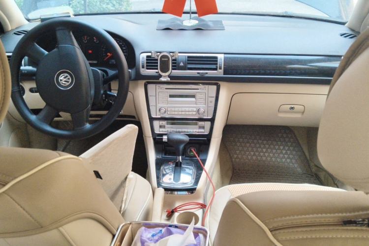 Used Volkswagen Passat 2009 2.0L MFI Automatic Luxury Edition Center Console