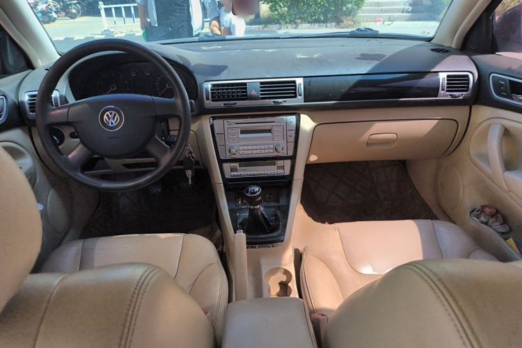 Used Volkswagen Passat 2009 2.0L MFI Manual Luxury Edition Center Console