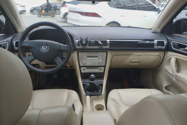Used Volkswagen Passat 2009 1.8T Manual Luxury Model Center Console