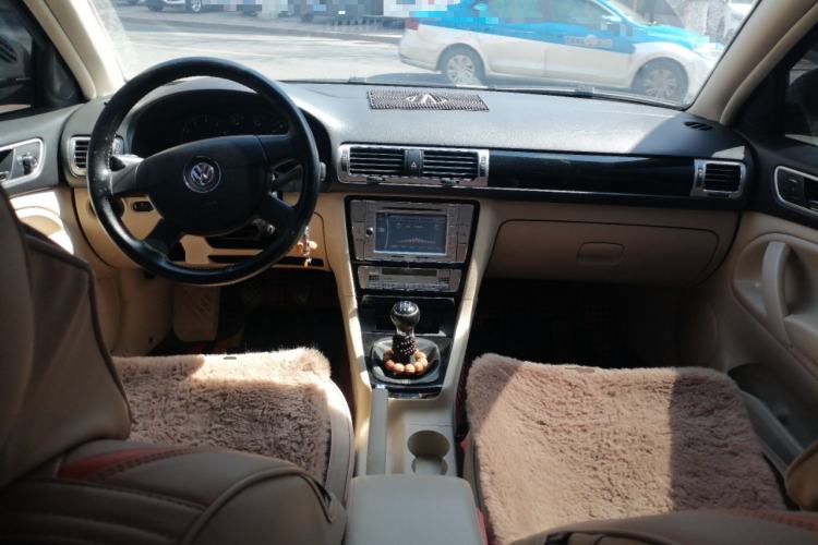 Used Volkswagen Passat 2009 1.8T Manual Luxury Model Center Console